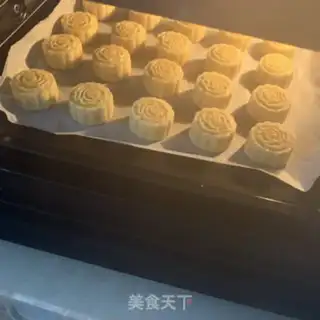 Make A yellow moon cake step 21
