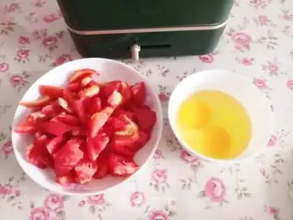 Make Tomato fried eggs step 0