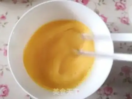 Make Tomato fried eggs step 1