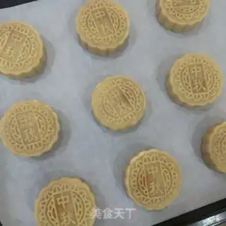 Make Green bean saloon mooncake step 10