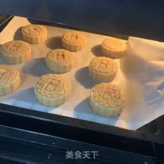Make Green bean saloon mooncake step 11