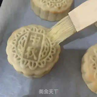 Make Green bean saloon mooncake step 12
