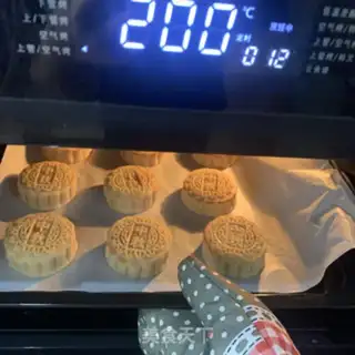 Make Green bean saloon mooncake step 13