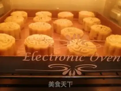 Make Mid-Autumn Soybean Yellow Mooncake step 7