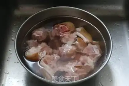 Make Sea hog hoof soup step 1