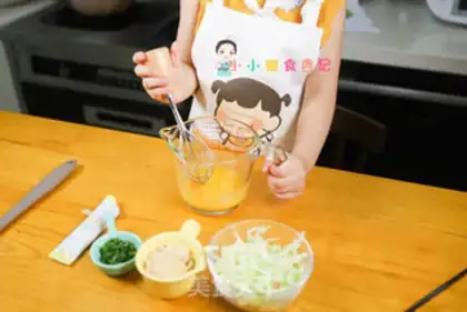 Make The cabbage egg muffin step 1