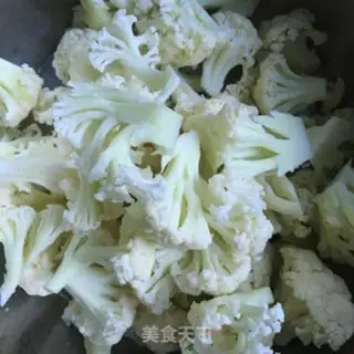 Make Meat sauce and cut flowers step 1