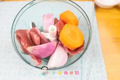 Make Beef cucumber roll step 1