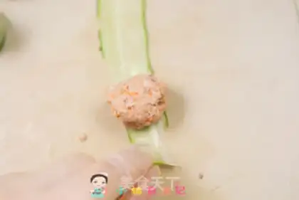 Make Beef cucumber roll step 5