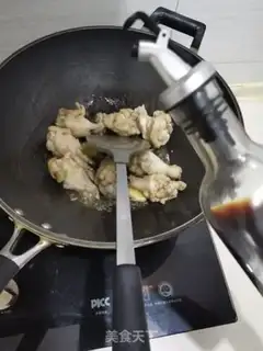 Make Red-burned chicken legs step 3