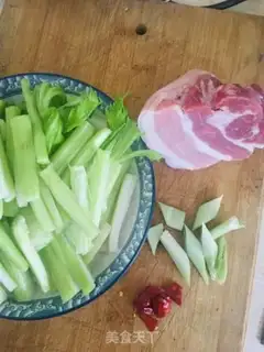 Make Celery fried meat step 0