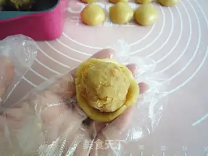 Make A broad pine bean moon cake step 12