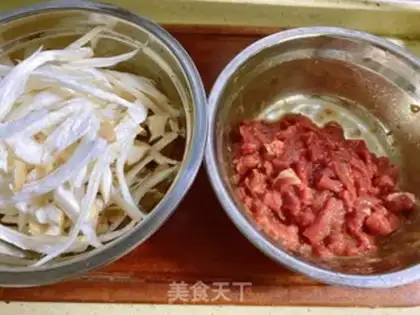 Make Apricot mushroom fried ridge step 2
