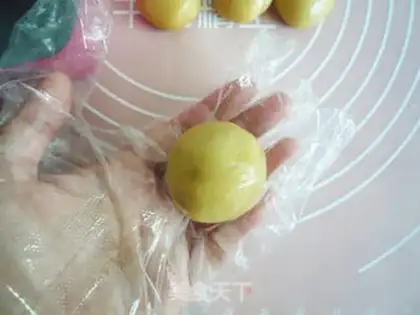 Make A broad pine bean moon cake step 13