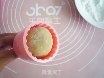 Make A broad pine bean moon cake step 14