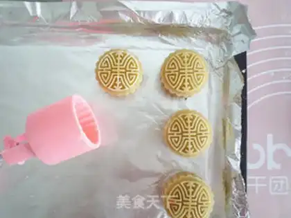 Make A broad pine bean moon cake step 15