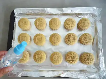 Make A broad pine bean moon cake step 16