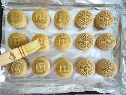 Make A broad pine bean moon cake step 17