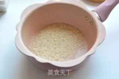 Make Carrot greens and rice porridge step 1