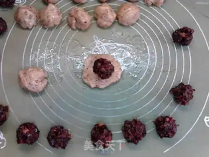 Make A double rose-legged mooncake step 7