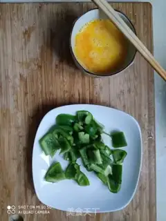 Make Pepper fried eggs step 1
