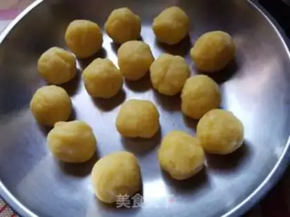 Make Gold and milk, yellow and crystal moon cake step 3