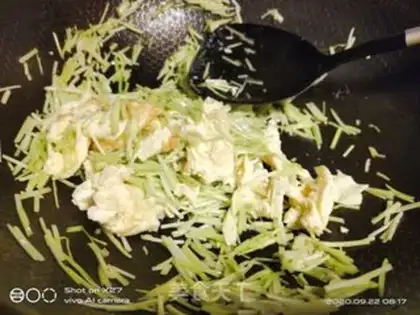 Make Snack egg fried rice step 4