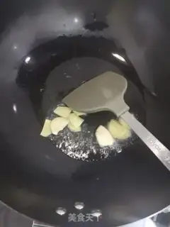 Make Chicken willow mushrooms, fried beans step 1