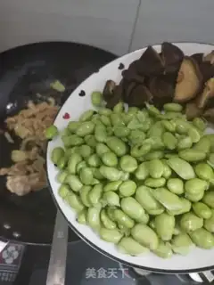 Make Chicken willow mushrooms, fried beans step 3