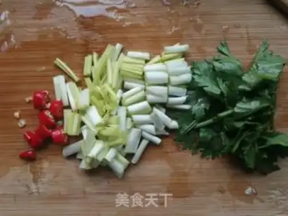 Make Spicy carrots, mushrooms, pork dumplings step 4