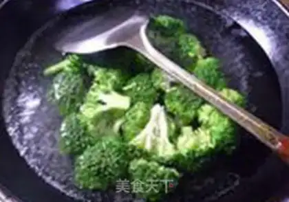 Make Garlic broccoli step 3