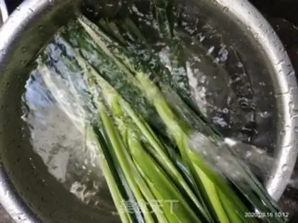 Make Garlic tofu cakes, with five flowers step 1