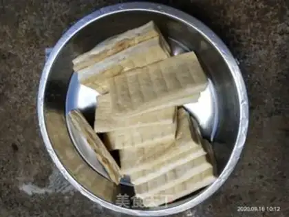 Make Garlic tofu cakes, with five flowers step 2