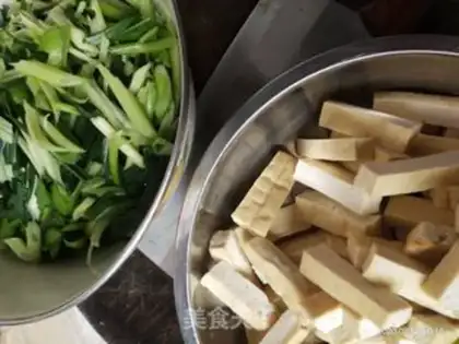 Make Garlic tofu cakes, with five flowers step 3