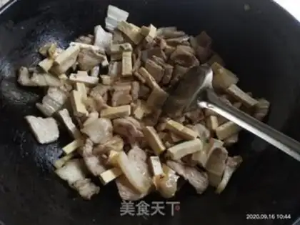 Make Garlic tofu cakes, with five flowers step 6