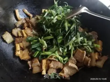 Make Garlic tofu cakes, with five flowers step 7