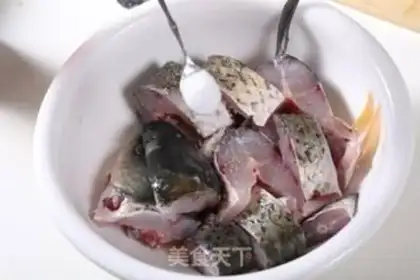 Make Three-juice catfish step 1