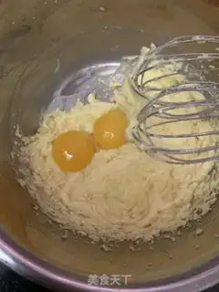 Make A yellow moon cake step 4
