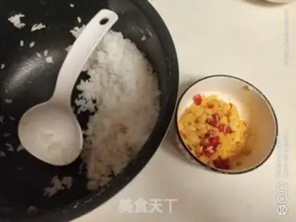 Make Snacked eggs, pepper rice step 1