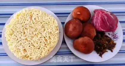 Make Snowflake mushroom noodles step 0