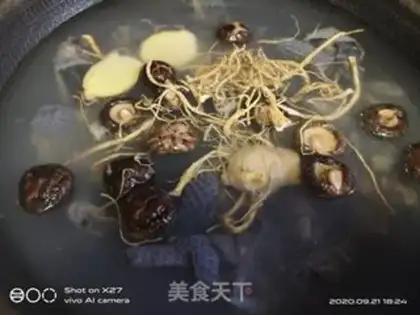 Make Chicken mushrooms, gin soup step 1