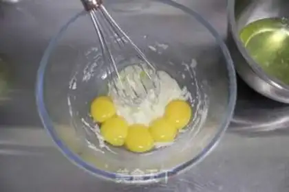 Make A pineapple pineapple cake step 4