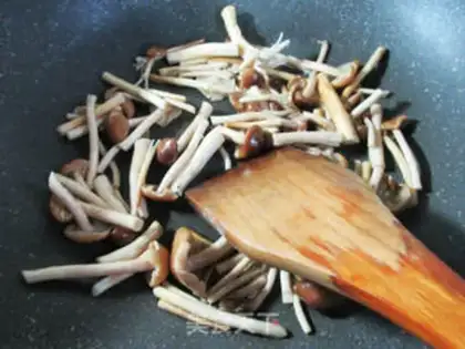 Make Tea mushrooms, fried beans step 4