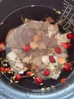Make Porks and livers and skinny soup step 1