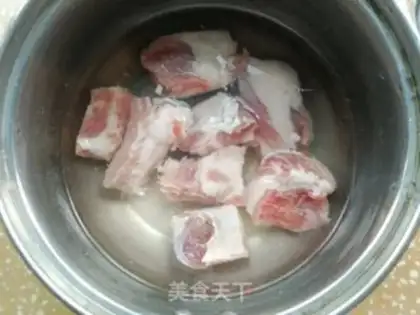 Make Black-eared potato stew ribs step 1