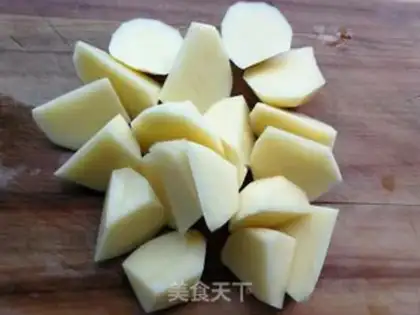 Make Black-eared potato stew ribs step 4