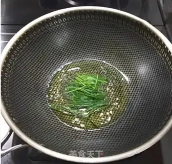 Make Hot sauce onion noodles step 0
