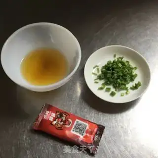 Make Hot sauce onion noodles step 1