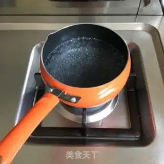 Make Hot sauce onion noodles step 2