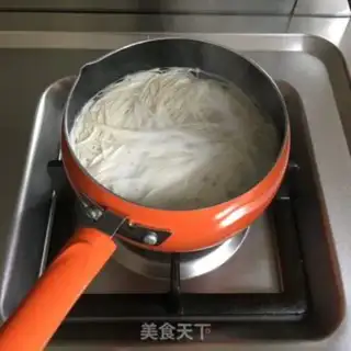 Make Hot sauce onion noodles step 3